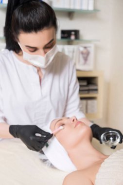 Kozmetolog doktor klinikteki dolabında müşteri yüzüne alkali yıkama uyguladı.