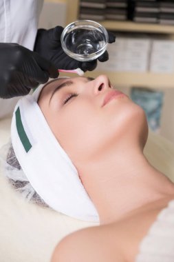Kozmetolog doktor klinikteki dolabında müşteri yüzüne alkali yıkama uyguladı.