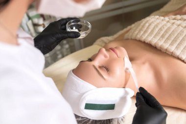 Kozmetolog doktor klinikteki dolabında müşteri yüzüne alkali yıkama uyguladı.