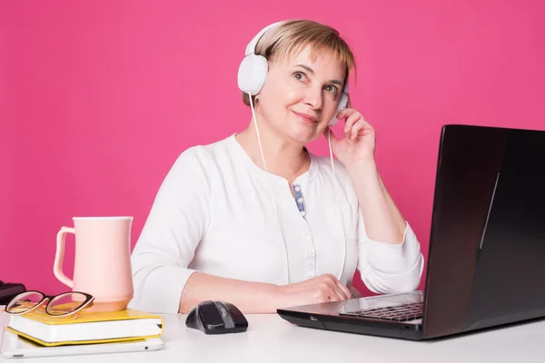 Old Woman Her 60S Watching Webinar Movie Computer Wearing Headphohes — Stock Photo, Image