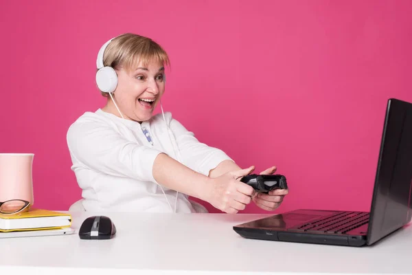 Old Woman Her 60S Plays Computer Games Gamepad Wearing Headphohes — Stock Photo, Image