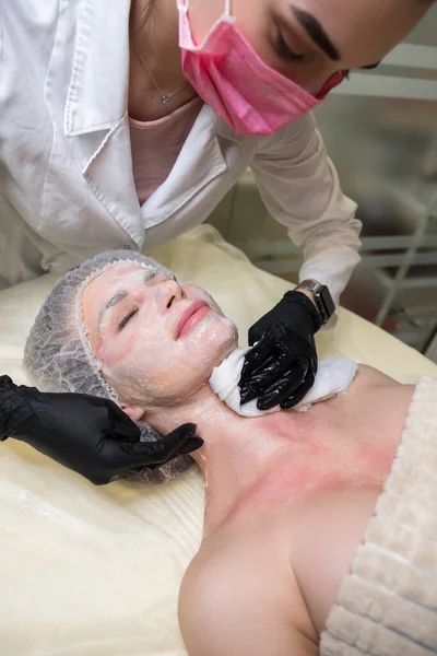 Cosmetoloog Arts Doen Enzym Therapie Procedure Een Vrouw Haar Kliniek — Stockfoto