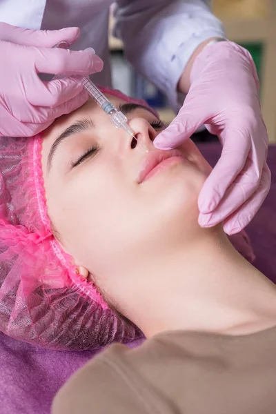 Lekarz Kosmetolog Wykonuje Zabieg Wstrzyknięcia Kobiecie Klinice Nosi Świecące Maski — Zdjęcie stockowe