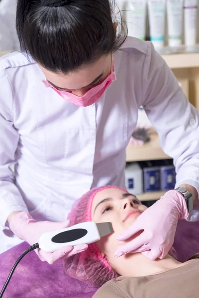 Kosmetolog Lékař Aby Ultrazvuk Peeling Ženě Klienta Její Klinice — Stock fotografie