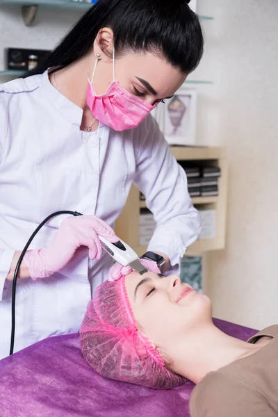 Cosmetólogo Doctor Hacer Ultrasonido Peeling Una Mujer Cliente Clínica — Foto de Stock