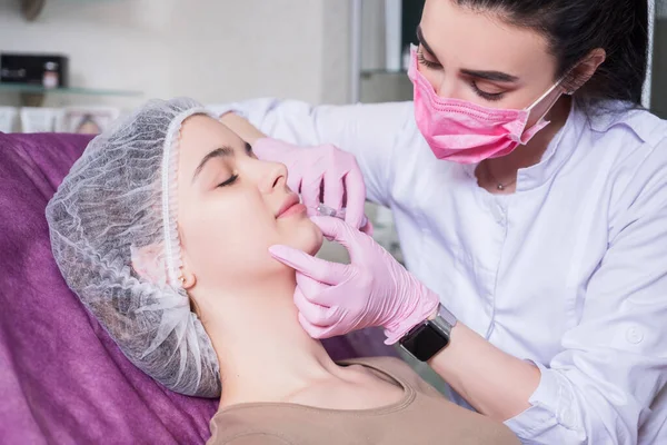 Cosmetologist Médico Fazer Procedimento Injeção Para Uma Mulher Sua Clínica — Fotografia de Stock