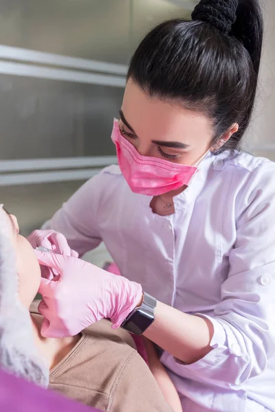 Cosmetoloog Arts Doet Een Injectieprocedure Bij Een Vrouw Haar Kliniek — Stockfoto