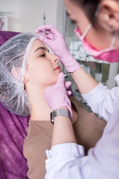 Kosmetologe Arzt Machen Injektionsverfahren Einer Frau Ihrer Klinik Sie Trägt — Stockfoto