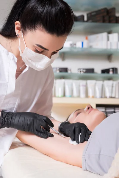 Cosmetologist Doctor Injection Procedure Woman Her Clinic She Wear Black — Stock Photo, Image