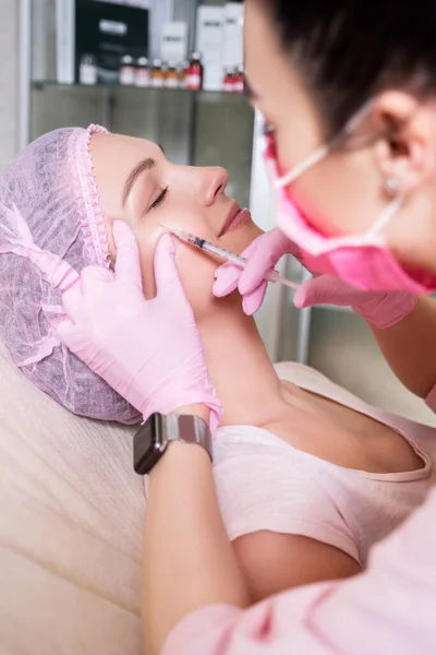 Kosmetologe Arzt Machen Injektionsverfahren Einer Frau Ihrer Klinik Sie Trägt — Stockfoto