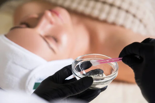 Lekarz Kosmetolog Stosuje Peeling Alkaliczny Twarzy Klienta Gabinecie Klinice — Zdjęcie stockowe