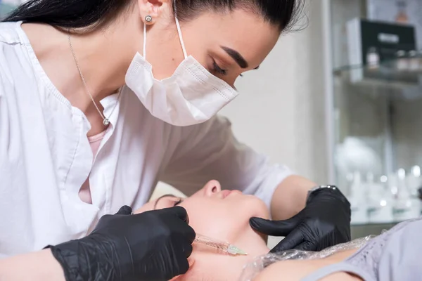 Cosmetologist Médico Fazer Procedimento Injeção Para Uma Mulher Sua Clínica — Fotografia de Stock