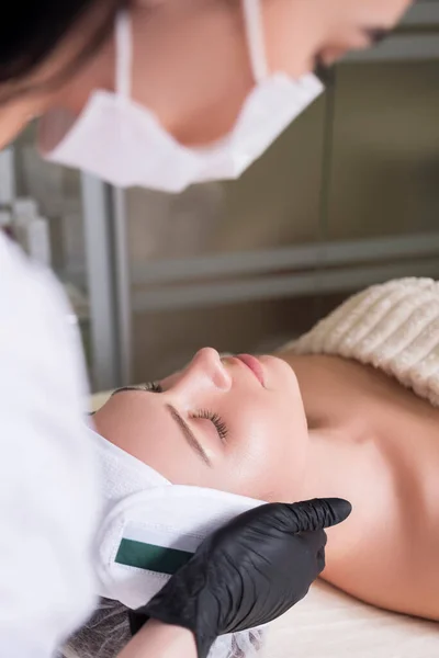 Kosmetikerin Trägt Alkalisches Waschpeeling Auf Kundengesicht Ihrem Schrank Der Klinik — Stockfoto