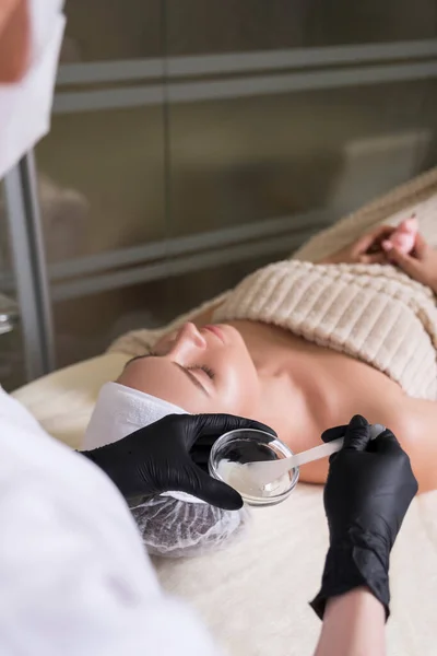 Kosmetikerin Trägt Alkalisches Waschpeeling Auf Kundengesicht Ihrem Schrank Der Klinik — Stockfoto