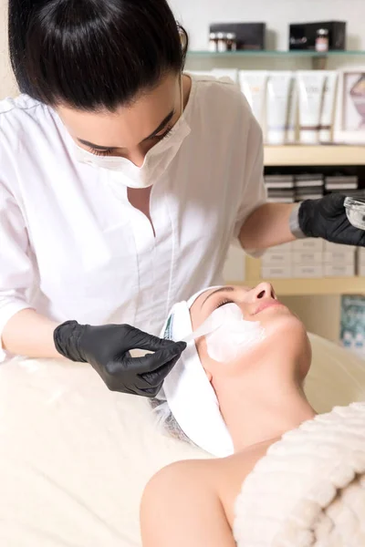 Kosmetikerin Trägt Alkalisches Waschpeeling Auf Kundengesicht Ihrem Schrank Der Klinik — Stockfoto