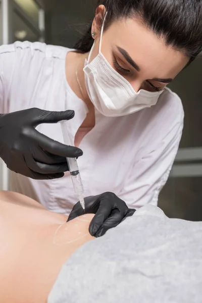 Lekarz Kosmetolog Wykonuje Zabieg Wstrzyknięcia Lipolityczne Kobiecie Klinice Nosi Czarne — Zdjęcie stockowe