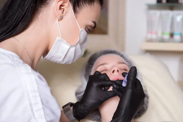 Cosmetologist Doctor Injection Procedure Woman Her Clinic She Wear Black — Stock Photo, Image