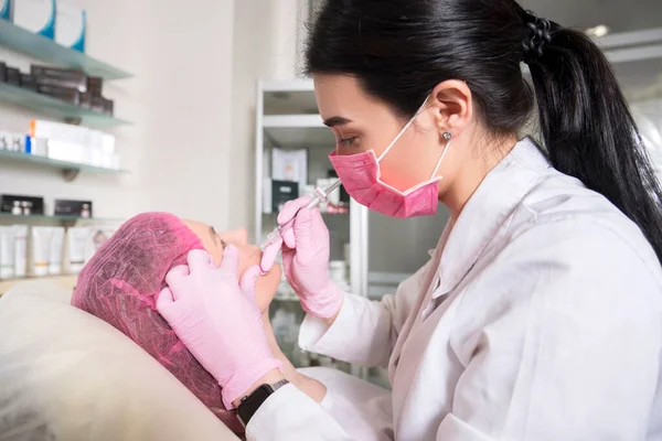 Kosmetolog Läkare Gör Injektioner Till Kvinnlig Klient Hennes Klinik Hon — Stockfoto
