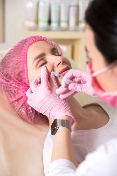 Kosmetologe Arzt Macht Injektionen Für Eine Kundin Ihrer Klinik Sie — Stockfoto