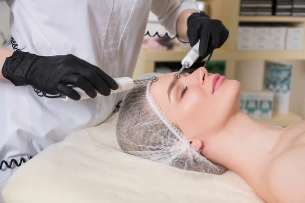 Cosmetoloog Arts Maken Echografie Peeling Naar Een Vrouw Klant Haar — Stockfoto