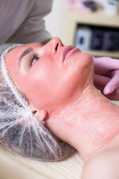 Kozmetológus Orvos Enzimterápiás Beavatkozást Végez Egy Nőnél Klinikáján Fényt Maszkot — Stock Fotó