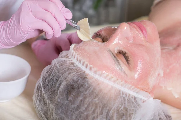 Cosmetoloog Arts Doen Enzym Therapie Procedure Een Vrouw Haar Kliniek — Stockfoto