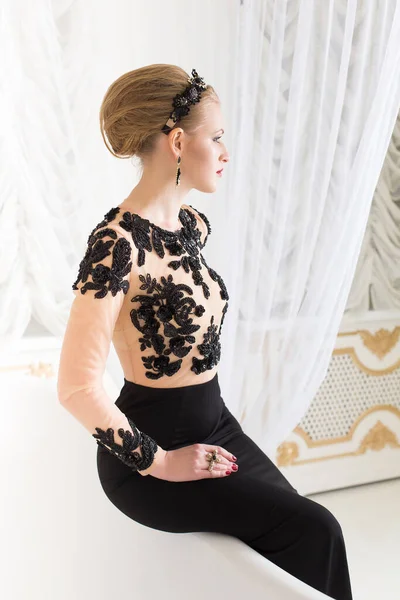 Beautiful Blonde Royal Woman Sitting Bathtub Tulle Gorgeous Luxury Dress — Stock Photo, Image