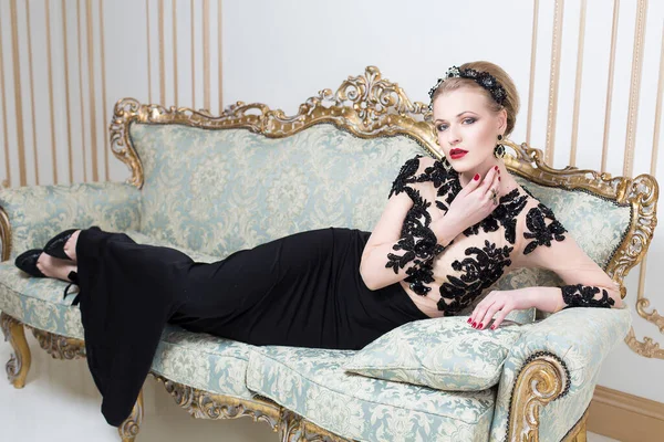 Beautiful Blonde Royal Woman Laying Retro Sofa Gorgeous Luxury Dress — Stock Photo, Image