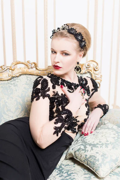 Schöne Blonde Königliche Frau Liegt Auf Einem Retro Sofa Wunderschönem — Stockfoto