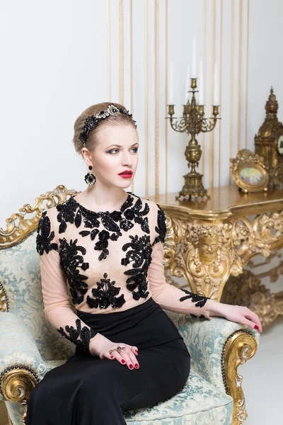 Schöne Blonde Königliche Frau Sitzt Auf Einem Retro Stuhl Wunderschönen — Stockfoto