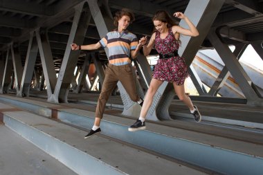 Genç bir çift, şehir dışındaki bir köprü inşaatında yaz günü kucaklaşıyorlar. Boşluğu kopyala