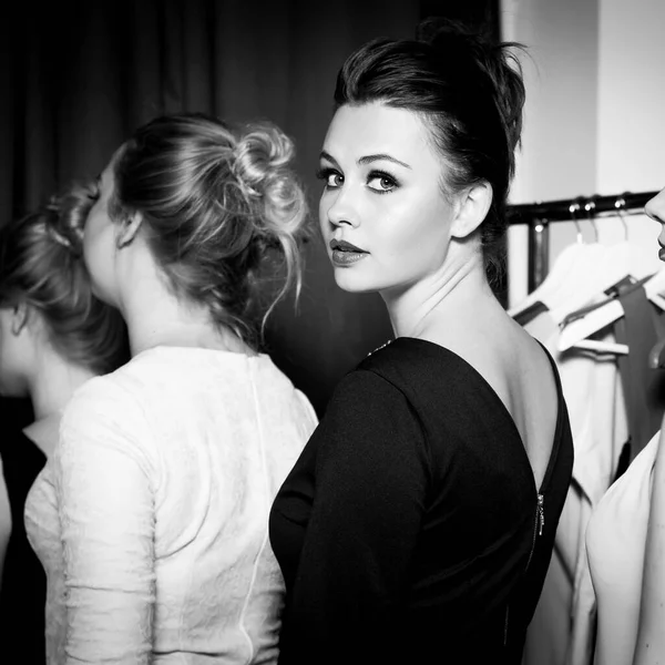 Modèle Taille Préparer Défilé Mode Piste Par Maquilleur Concept Backstage — Photo