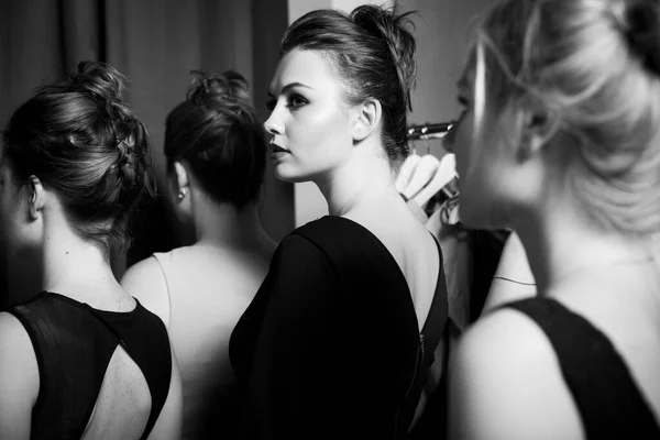 Size Model Preparatevi Sfilata Moda Make Artist Concetto Backstage Bianco — Foto Stock