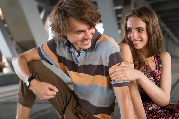 Casal Jovem Abraçando Luz Dia Verão Uma Construção Ponte Cidade — Fotografia de Stock