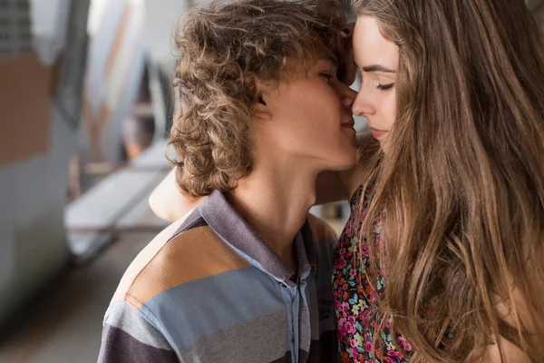 Jeune Couple Embrassant Lumière Jour Été Sur Une Construction Pont — Photo