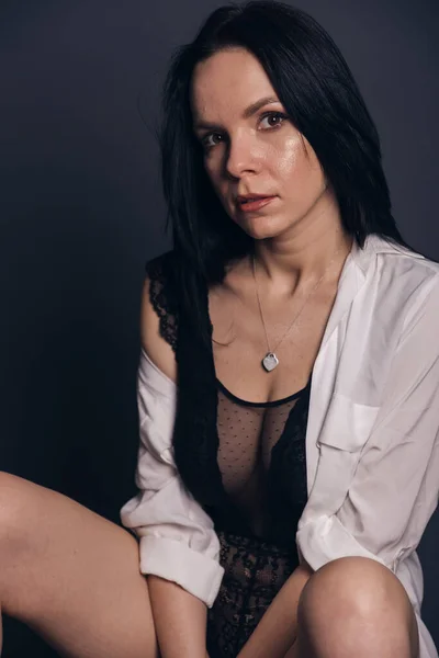 身材苗条的女人穿着性感的衣服 背景中性 具有诱惑力姿态的工作室肖像 — 图库照片