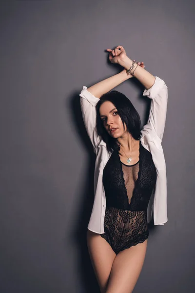 Bruneta Štíhlá Žena Sexy Oblečení Neutrálním Pozadí Studio Portrét Svůdných — Stock fotografie