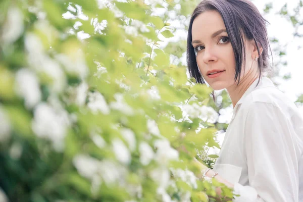 Brunette Vrouw Sexy Jurk Het Park Bloemen Haar Heen Sensueel — Stockfoto