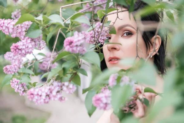 Brunette Vrouw Sexy Jurk Het Park Bloemen Haar Heen Sensueel — Stockfoto