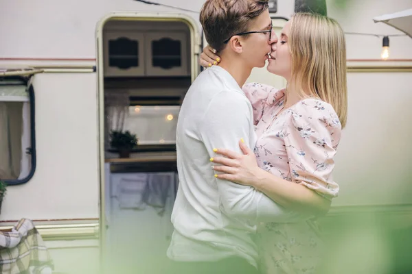Bonito Casal Jovem Apaixonado Perto Casa Cabine Abraçam Beijam São — Fotografia de Stock