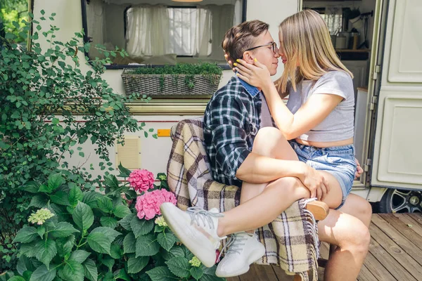 Bonito Casal Jovem Apaixonado Perto Casa Cabine Abraçam Beijam São — Fotografia de Stock