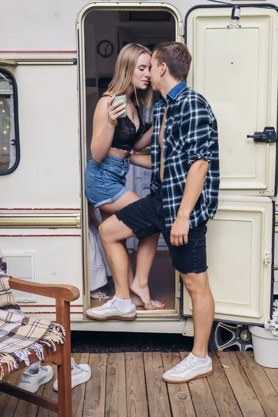 Bonito Casal Jovem Apaixonado Perto Casa Cabine Abraçam Beijam São — Fotografia de Stock