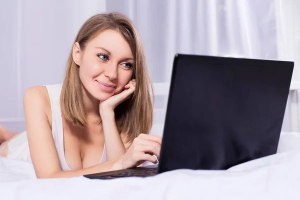 Beautiful Blonde Woman Working Laptop Her Bed Pajamas Smiling — Stock Photo, Image