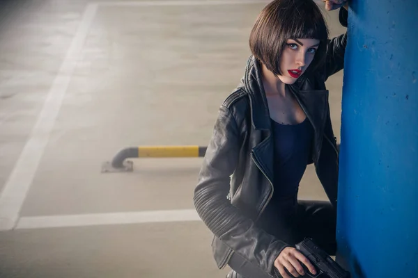 Beautiful Brunette Sexy Spy Agent Killer Police Woman Leather Jacket — Stock Photo, Image