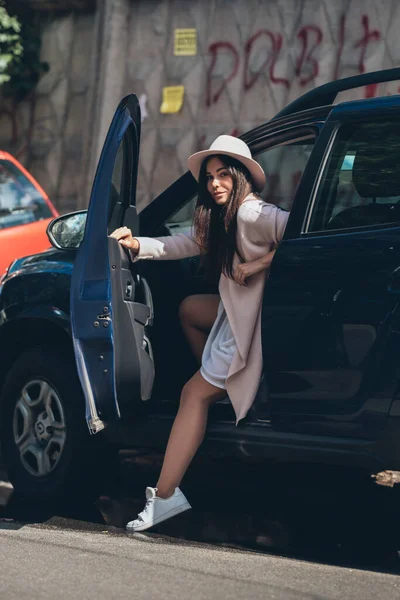 Mujer Joven Traje Casual Salir Suv Coche Día Verano — Foto de Stock