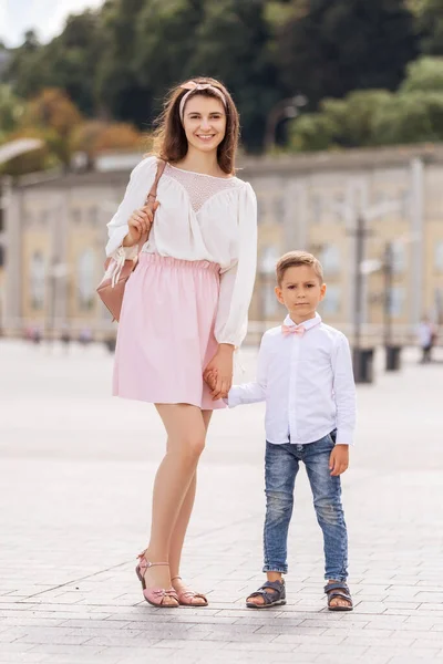 Ung Glad Mamma Med Son Promenad Europeiska Staden Liten Pojke — Stockfoto