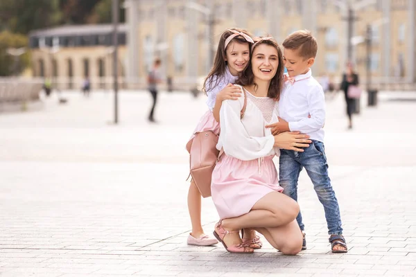 Jeune Maman Joyeuse Avec Des Enfants Promenade Dans Ville Européenne — Photo