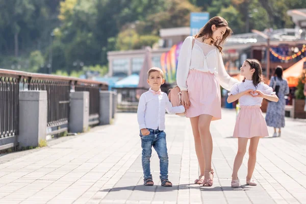 Ung Glad Mamma Med Barn Promenad Europeiska Staden Ungar Ler — Stockfoto