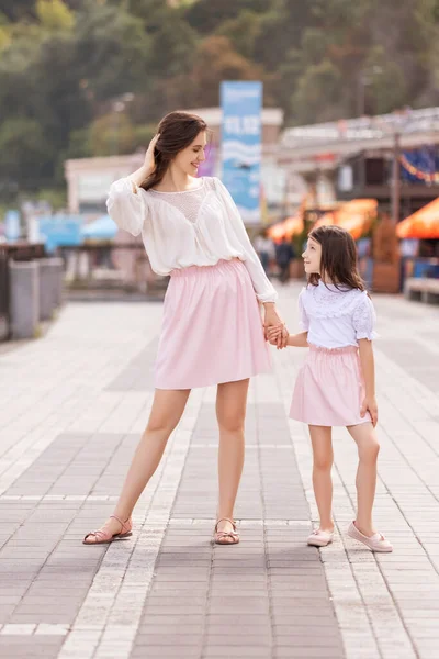 Junge Fröhliche Mutter Mit Tochter Bei Einem Spaziergang Der Europäischen — Stockfoto