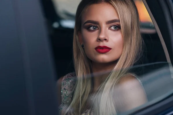 Luxe Rijke Sexy Vrouw Met Avond Make Zitten Een Auto — Stockfoto